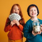 Aprender sobre dinero desde pequeños crea hábitos para toda la vida