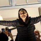 La premio Nobel de la Paz, María Corina Machado, saluda a sus partidarios desde el balcón del Grand Hotel en Oslo, Noruega, la madrugada del 11 de diciembre de 2025.