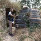 Un policía tailandés se refugia en un búnker durante los combates de artillería entre tropas tailandesas y camboyanas en Tailandia, el 11 de diciembre de 2025.