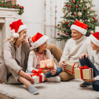 Decoración navideña al estilo USA conlleva luces y adornos, ideal para hogares en Ecuador.