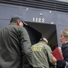 Integrantes de la Policía de Bolivia ingresa al edificio de la Fuerza Especial de Lucha contra el Crimen (Felcc) este jueves, en La Paz (Bolivia).