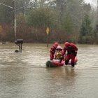 Integrantes del departamento de Bomberos de Eastside durante una operación de rescate debido a las inundaciones en el río Middle Fork en Washington (Estados Unidos).
