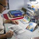 El ilustrador Salah Mezian trabaja en su estudio durante su entrevista con EFE.