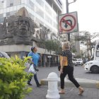 Un mural del artista Theo Constante se impone en un edificio donde funciona la Fiscalía General del Estado en las calles Antepara y 9 de Octubre, antiguo Museo Antropológico del Banco Central.