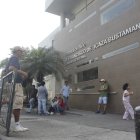 Preocupación. Padres con hijos con acondroplasia acuden a este hospital para tratar de acceder al fármaco.