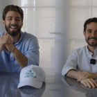 Carlos Talbot (izquierda) y Daniel Febres-Cordero (derecha), fundadores de Il Fokin, durante una conversación sobre la evolución del proyecto y su visión creativa