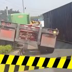 Un contenedor se desprendió de una plataforma en movimiento en un redondel de la vía a Salitre, la mañana de este viernes 12 de diciembre.