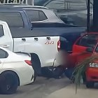 En video quedó captado el momento en el que un sujeto salió de un auto y sustrajo la llanta de una camioneta que estaba estacionada en la avenida Samborondón.