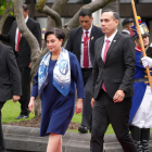 José Jerí y Gabriela Sommerfeld participan en entrega floral en la Plaza Grande, este viernes en Quito.