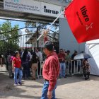 Un hombre sostiene una bandera durante una protesta realizada por colectivos del Partido Libertad y Refundación (Libre) en Tegucigalpa (Honduras).