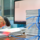 Referencial.Un funcionario escanea documentos en una agencia del Registro Civil, donde se habilitó la atención sin turno para obtener cédulas y pasaportes antes de Navidad.