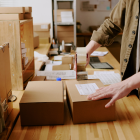 Referencial.Preparación de paquetes para los envíos de kits de productos tradicionales gestionados por DHL Express.