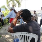 Familiares del adolescente acudieron al Laboratorio de Criminalística para retirar su cuerpo, la mañana de este viernes 12 de diciembre.