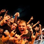 Fans británicos celebran el anuncio de un concierto.