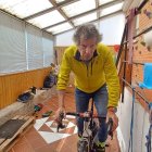 Antes del amanecer, el alpinista Carlos Soria ya está levantado para comenzar su rutina de ejercicios: pedalear, subir y bajar las escaleras de su casa, pesas, caminar por los bosques cercanos o entrenar en el rocódromo.