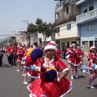 Las estudiantes lucieron uniformes navideños en el desfile que recorrió las calles del barrio Garay.