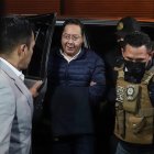 El expresidente de Bolívia, Luis Arce (c), llega a la cárcel de San Pedro este viernes 12 de diciembre, en La Paz.