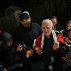 El presidente de Bielorrusia, Alexandr Lukashenko, indultó al premio Nobel de la Paz 2022, Ales Bialiatski (c).