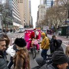 Personas cruzan una calle en Nueva York, Estados Unidos.