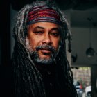 Francisco Santana es periodista y escritor. Ha colaborado para diversos diarios y revistas. Entre sus obras se encuentran Historia sucia de Guayaquil, Pequeñas historias cochinas y La piel es un veneno.