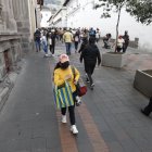 Una de las recomendaciones es utilizar mascarilla en espacios abiertos.