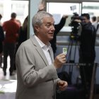 El candidato a la Presidencia de Chile por el Partido Republicano y Social Cristiano, José Antonio Kast, muestra su voto este domingo 14 de diciembre.