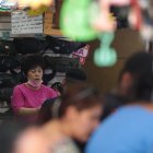 Compras. En las calles Chile y Eloy Alfaro es común ver negocios de procedencia asiática.