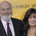 el 17 de diciembre de 2013 en la que el director estadounidense Rob Reiner y su esposa Michele Singer asisten al estreno de The Wolf of Wall Street.