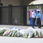 Las banderas de Australia e Israel, junto a decenas de ramos de flores, en recuerdo de las víctimas del atentado en la playa de Bondi, en la ciudad de Sídney.