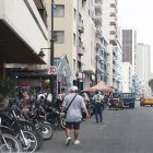 En uno de los pasajes de la Bahía de Guayaquil, en el centro de la ciudad, se cometió el robo a dos transeúntes.
