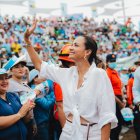 Según indicó la prefecta Marcela Aguiñaga, lo recaudado en la venta de ropa se destinará a ayuda humanitaria y obras sociales.