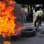 Simpatizantes del Partido Libertad y Refundación (Libre) de Honduras bloquean una calle durante una manifestación este lunes, en Tegucigalpa (Honduras).