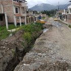 Los moradores del barrio Consacola viven entre malos olores debido a las aguas contaminadas y una obra de alcantarillado que está paralizada.