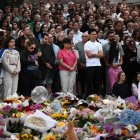 Personas asisten a una vigilia en conmemoración por el ataque en playa Bondi en Sydney, Australia, el 15 de diciembre de 2025.