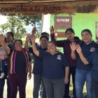 Fotografía del 20 de noviembre de 2025 de mujeres indígenas del proyecto agroturistico Yapuram saludando en Cumbal, (Colombia).