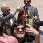 El presidente electo de Chile, José Antonio Kast (i), saluda junto a su esposa, María Pía Adriasola, a su salida del Palacio de la Moneda este lunes, en Santiago (Chile).