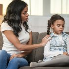 ¿El "Gentle Parenting" previene problemas emocionales? Revisamos investigaciones sobre temperamento, genética y el estilo parental autoritativo