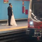 Una pareja de recién casados sorprendió a los usuarios al viajar en el Metro de Quito tras su boda.