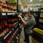 Despensas. En lo que se denominará Barrio Chino, varios locales expenden productos gastronómicos asiáticos que son adquiridos por extranjeros y ecuatorianos.