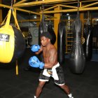 El púgil esmeraldeño Jadir Quiñónez, durante una de las sesiones de práctica. Con 23 años de edad, busca hacerse espacio en el profesionalismo.