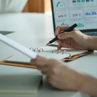 Referencial.Ciudadanos revisan y organizan trámites obligatorios del SRI, la ANT y el Registro Civil que deben regularizarse antes del 31 de diciembre, para evitar multas y recargos.