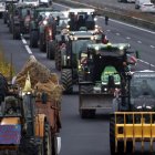 Protesta de agricultores y ganaderos con tractores en la autopista A9, en medio de la creciente preocupación por los brotes de dermatosis nodular contagiosa en Francia.