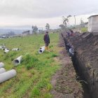 Habitantes de la comunidad de Santa Rosa, en Ambato, se unieron para reparar un canal de riego.