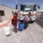 Todo tipo de recipiente es válido para recoger el agua. Vecinos aseguran que en el año tienen el servicio en la madrugada.