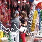 Los colores y objetos decorativos de la Navidad se posan en distintos puntos de la ciudad, con conciertos y ferias, para atraer a los visitantes.