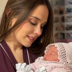 Fiorella Solines con Anna Felippa en brazos.