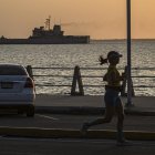 Fotografía de un buque de patrulla naval de la Armada desde el malecón del Lago de Maracaibo este miércoles, en Maracaibo (Venezuela).