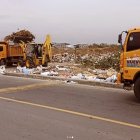 Maquinaria del Municipio de Daule retiró desechos acumulados en un vial.