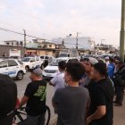 Decenas de curiosos se congregaron en la avenida Isidro Ayora, en Samanes 4, tras el ataque armado que terminó con la vida del futbolista Mario Pineida.