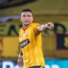 Mario Pineida (i) durante su estancia en Barcelona S.C.